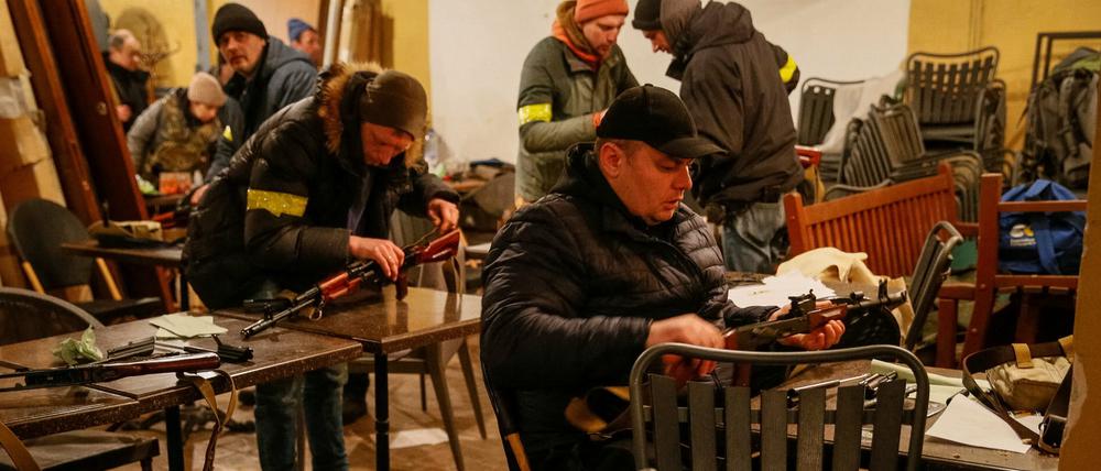 Zivilisten lernen den Umgang mit Waffen in Kiew.