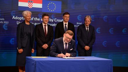 Der tschechische Finanzminister Zbynek Stanjura unterzeichnet Dokumente, die die Einführung des Euro in Kroatien ermöglichen.
