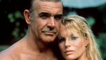 Der britische Schauspieler Sean Connery mit stark behaarter Brust als James Bond im Film „Sag niemals nie“.