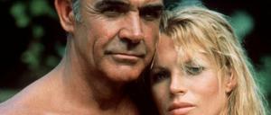Der britische Schauspieler Sean Connery mit stark behaarter Brust als James Bond im Film „Sag niemals nie“.