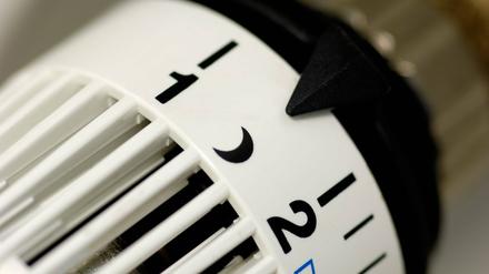 Heizungsthermostat steht auf Stufe Nachtabsenkung. Im Winter droht wegen der Gasknappheit den Menschen das Frieren. 