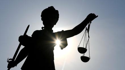 Neben Störung des öffentlichen Friedens wird dem Mann auch Hausfriedensbruch und Verstoß gegen das Waffengesetz vorgeworfen.