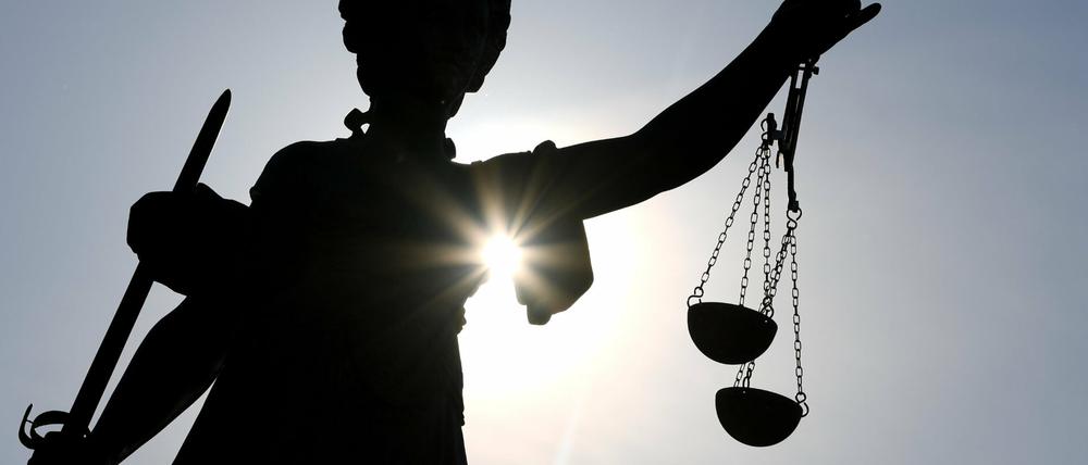 Neben Störung des öffentlichen Friedens wird dem Mann auch Hausfriedensbruch und Verstoß gegen das Waffengesetz vorgeworfen.
