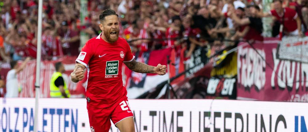 Mike Wunderlich vom 1.FC Kaiserslautern bejubelt den Treffer zum 1:0.