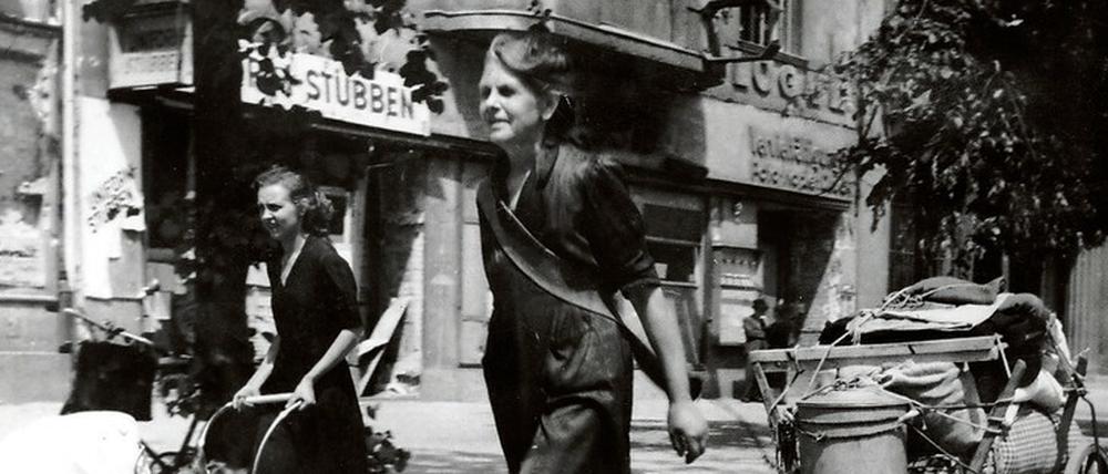 Flüchtlinge 1944/45. Im Zentrum von Rothmanns Buch steht eine traumatisierte Frau, die sich nicht unterkriegen lässt.