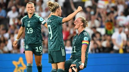 Alexandra Popp (r.) jubelte mit Svenja Huth (M.) nach ihrem Kopfballtor zum zwischenzeitlichen 2:0.