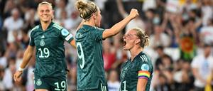 Alexandra Popp (r.) jubelte mit Svenja Huth (M.) nach ihrem Kopfballtor zum zwischenzeitlichen 2:0.