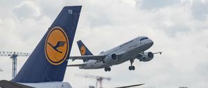 Hessen, Frankfurt/Main: Eine Passagiermaschine der Lufthansa landet auf dem Flughafen Frankfurt. Wegen der aktuellen Abfertigungsprobleme streicht die Lufthansa weitere Flüge.