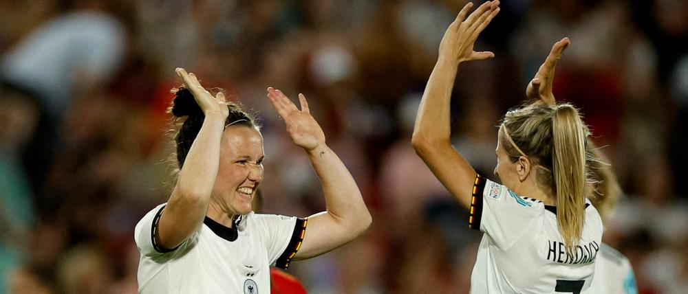 Marina Hegering (li.) feierte mit ihrer Partnerin in der Innenverteidigung, Kathrin Hendrich.