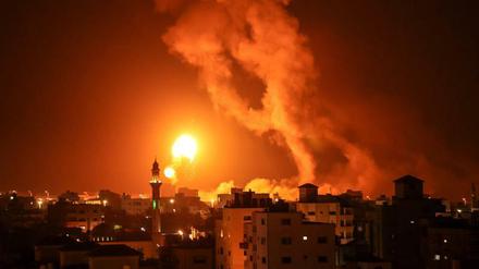 Über Gaza (Stadt) ist nach israelischen Raketenangriffen Feuer zu sehen.