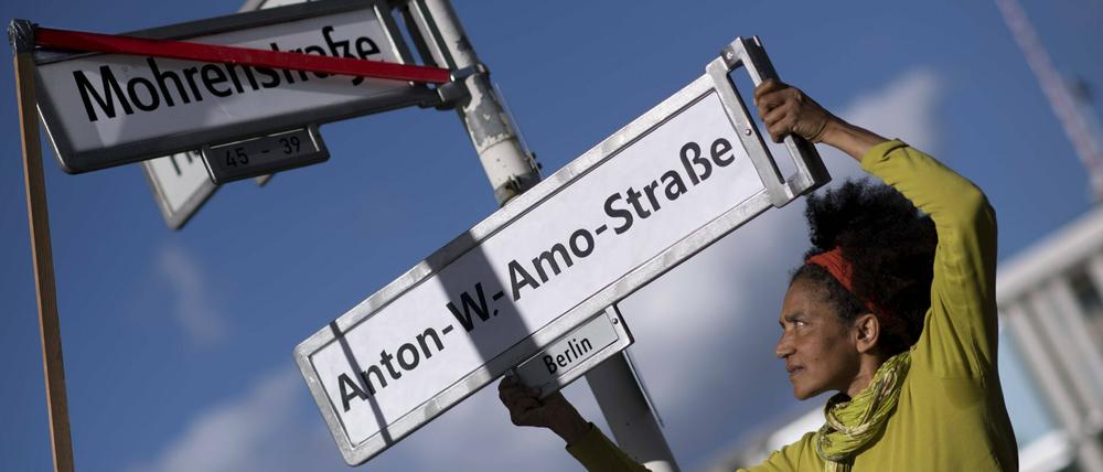 Schilderwechsel. Bislang ist es bei einer symbolischen Umbenennung der Mohrenstraße geblieben.