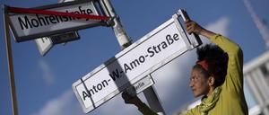 Schilderwechsel. Bislang ist es bei einer symbolischen Umbenennung der Mohrenstraße geblieben.