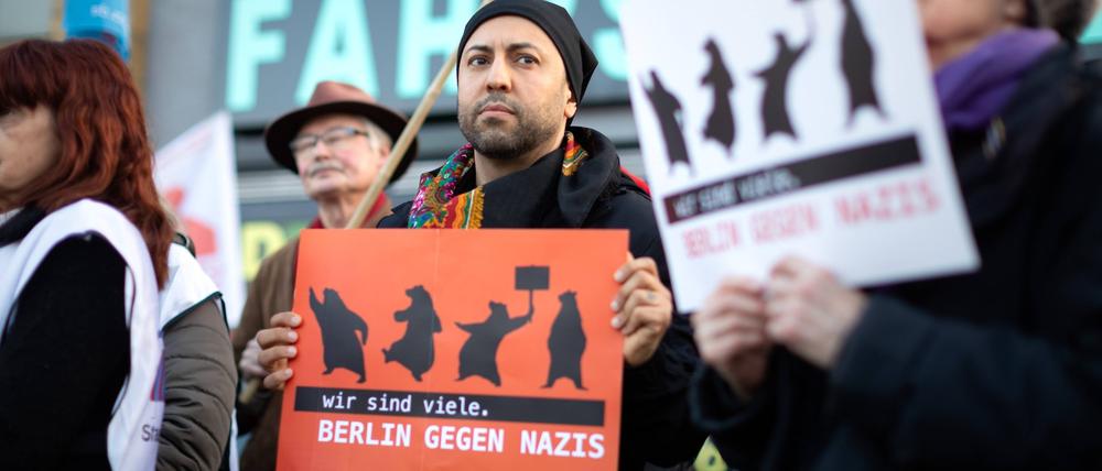 Eine Demonstration gegen Rechtsextremismus in Neukölln, an der sich auch der von den Anschlägen betroffene Linken-Politiker Ferat Kocak beteiligt hat.