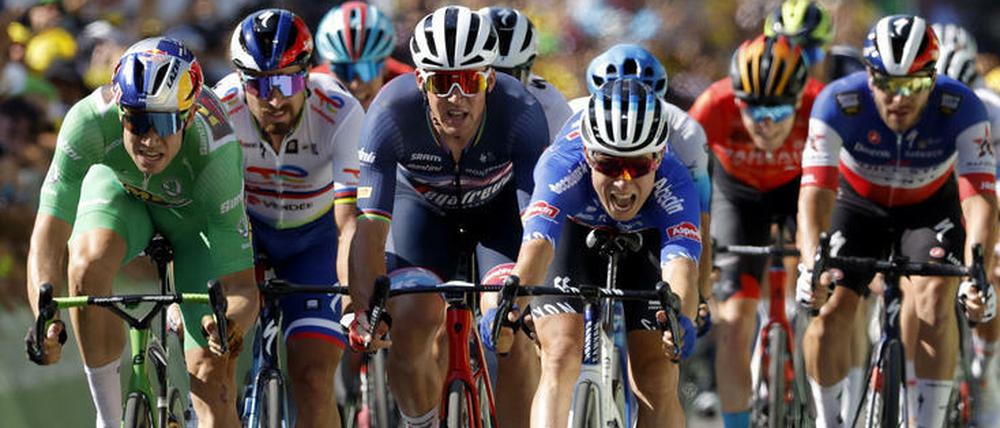Jasper Philipsen setzte sich am Sonntag im Sprint knapp gegen Landsmann Wout van Aert (l.) durch.