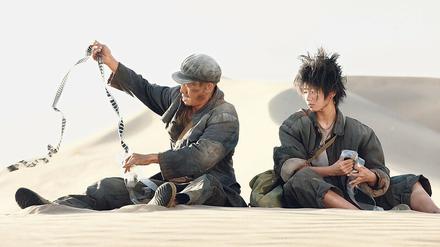 Schicksalsgemeinschaft. Der Sträfling (Yi Zhang) und das Waisenmädchen (Liu Haocun).