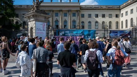 Demonstration gegen den Vortrag der Biologin Vollbrecht im Rahmen der Langen Nacht der Wissenschaften vor dem Hauptgebäude der Humboldt-Universität. 