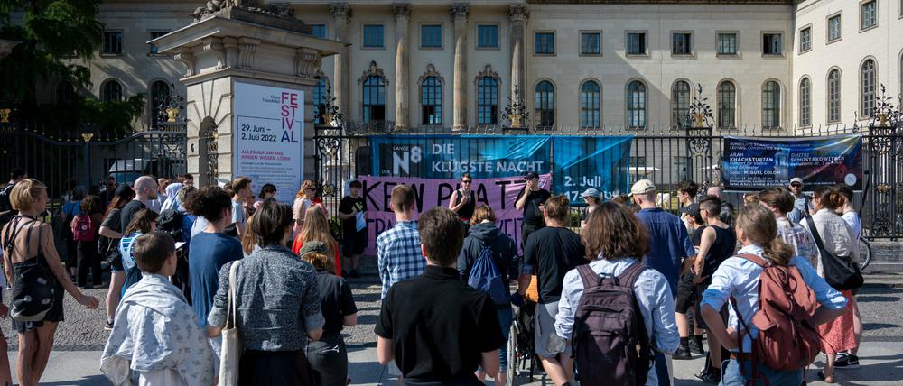 Demonstration gegen den Vortrag der Biologin Vollbrecht im Rahmen der Langen Nacht der Wissenschaften vor dem Hauptgebäude der Humboldt-Universität.