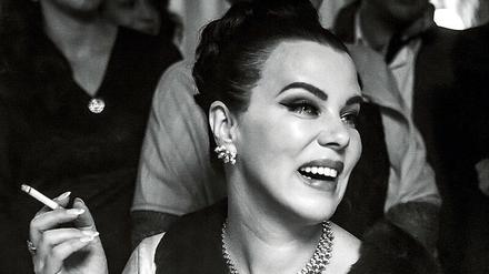 „Ich bin nicht katholisch“. Ava Gardner (Debi Mazar) hat nicht vor, ihren exzentrischen Lebensstil den Sitten und Gebräuchen in Franco-Spanien anzupassen.