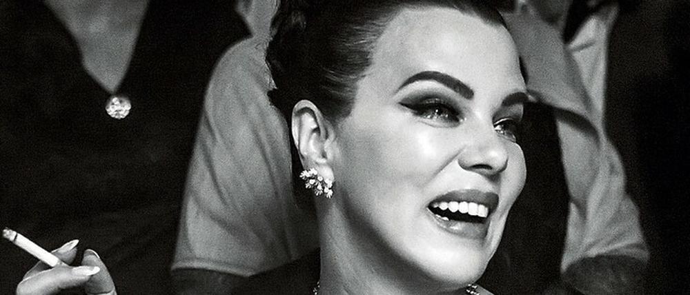 „Ich bin nicht katholisch“. Ava Gardner (Debi Mazar) hat nicht vor, ihren exzentrischen Lebensstil den Sitten und Gebräuchen in Franco-Spanien anzupassen.