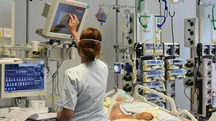 Insbesondere in Sachsen fehlt derzeit Pflegepersonal. Auf dem Bild eine Intensivstation in Leipzig.