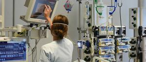 Insbesondere in Sachsen fehlt derzeit Pflegepersonal. Auf dem Bild eine Intensivstation in Leipzig.