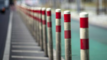 Poller schützen einen Radweg.