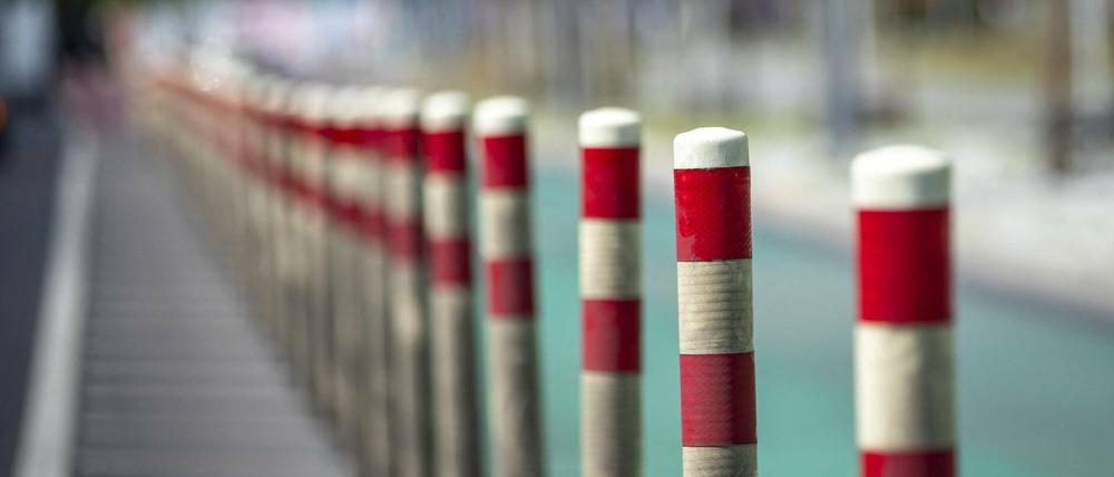 Poller schützen einen Radweg.