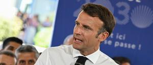 Emmanuel Macron hält am 12. Juli 2022 eine Rede während seines Besuchs bei der Firma STMicroelectronics.