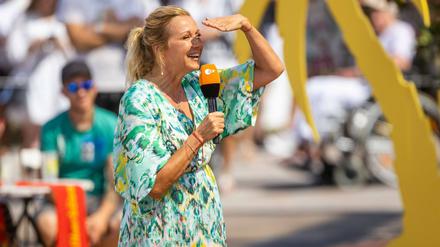 Moderatorin Andrea Kiewel steht bei den Dreharbeiten vom ZDF Fernsehgarten am Set. 