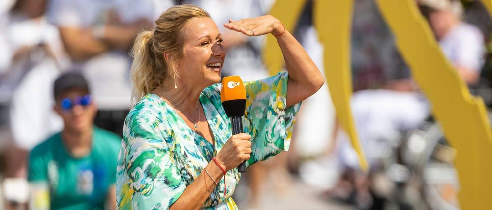 Moderatorin Andrea Kiewel steht bei den Dreharbeiten vom ZDF Fernsehgarten am Set. 