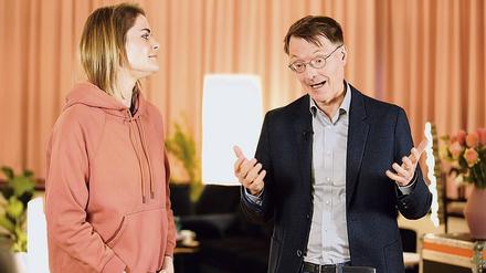 Hazel Brugger coacht Karl Lauterbach.