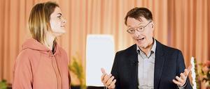 Hazel Brugger coacht Karl Lauterbach.