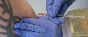 In der Beratungsstelle für sexuelle Gesundheit in Mitte wird ein Mann gegen Affenpocken geimpft.