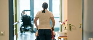 Die Caritas betreibt Krankenhäuser, Kitas und Altenpflegeeinrichtungen und beschäftigt fast 800 000 Mitabeiter.