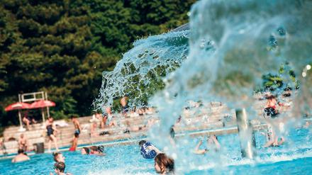 Kinder spielen im Freibad Prinzenbad in Berlin. 