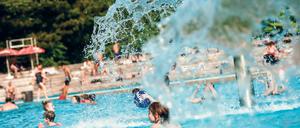 Kinder spielen im Freibad Prinzenbad in Berlin. 