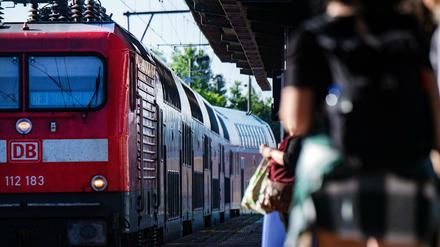 Fahrgäste warten an einem Bahnhof in Stralsund auf eine Regionalbahn. 