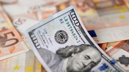 Eine 100-Dollar-Note liegt auf Euro-Geldscheinen.