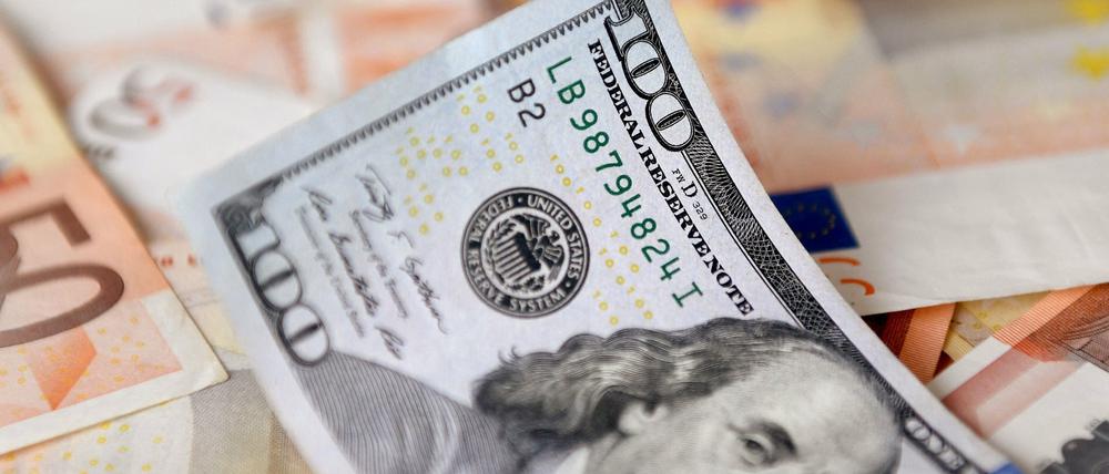 Eine 100-Dollar-Note liegt auf Euro-Geldscheinen.