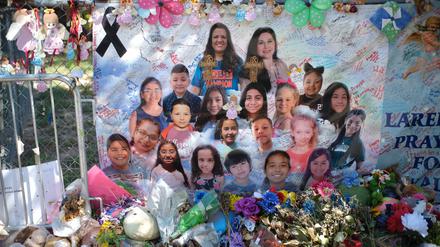 Ein Foto der Opfer des Schulschießens in Uvalde, Texas, USA ist zum Gedenken aufgestellt. 