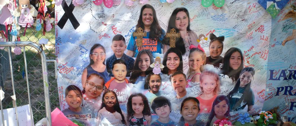 Ein Foto der Opfer des Schulschießens in Uvalde, Texas, USA ist zum Gedenken aufgestellt.