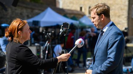Tobias Ellwood gibt ein Interview, nachdem Premier Boris Johnson seinen Rauswurf verkündet hat. 