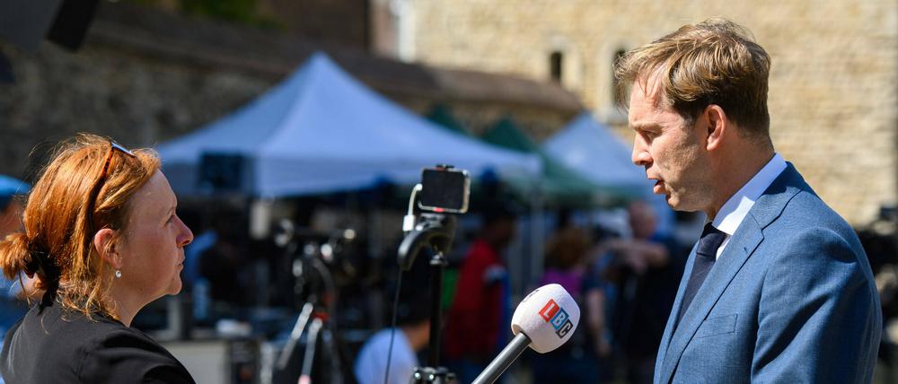 Tobias Ellwood gibt ein Interview, nachdem Premier Boris Johnson seinen Rauswurf verkündet hat.