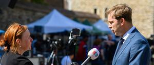 Tobias Ellwood gibt ein Interview, nachdem Premier Boris Johnson seinen Rauswurf verkündet hat. 