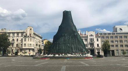 Das gegen Bombenangriffe gesicherte Taras-Schewtschenko-Denkmal im Zentrum von Charkiw.