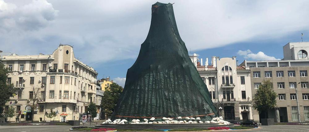 Das gegen Bombenangriffe gesicherte Taras-Schewtschenko-Denkmal im Zentrum von Charkiw.