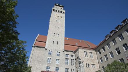 Im Neuköllner Rathaus denkt man über Maßnahmen zum Energiesparen nach - und hat als erstes die ikonische nächtliche Beleuchtung abgeschaltet. 
