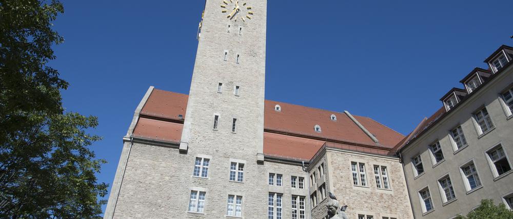 Im Neuköllner Rathaus denkt man über Maßnahmen zum Energiesparen nach - und hat als erstes die ikonische nächtliche Beleuchtung abgeschaltet.