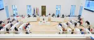 Das Land Brandenburg hat die Medienaufsicht über den RBB. Die Potsdamer Abgeordneten bestehen darauf, dass RBB-Intendantin Patricia Schlesinger ihnen Rede und Antwort zu den Vorwürfen gegen sie und den Sender steht. 