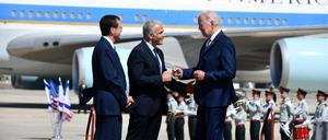 US-Präsident Joe Biden wird von seinem israelischen Amtskollegen Isaac Herzog und dem israelischen Premierminister Yair Lapid empfangen.